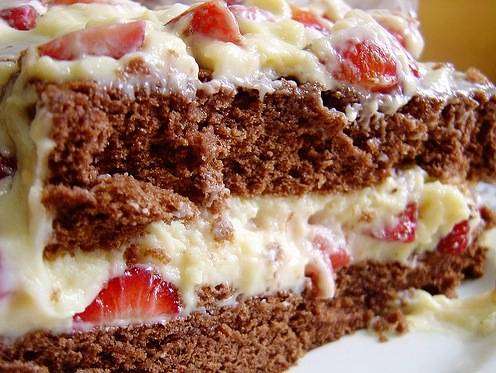 BOLO DE CHOCOLATE RECHEADO COM MOUSSE DE MORANGO
