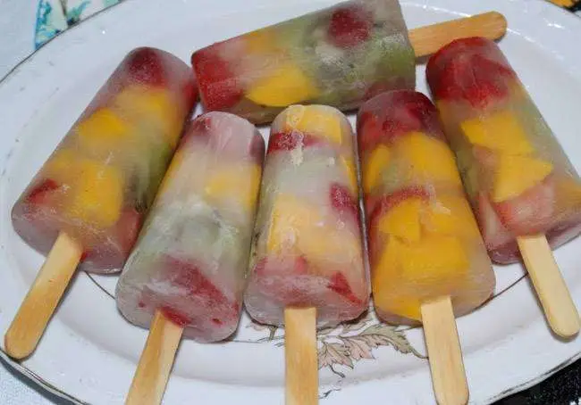Picolé de salada de frutas