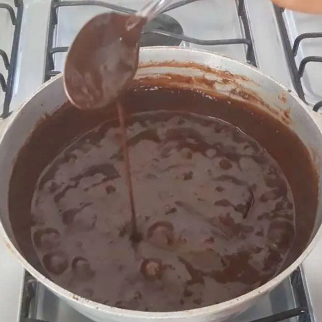 Calda de Chocolate para Bolo com Leite Condensado